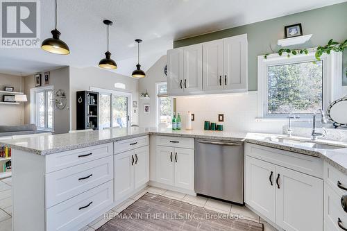609 Simon Street, Shelburne, ON - Indoor Photo Showing Kitchen With Upgraded Kitchen