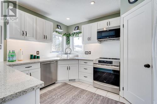 609 Simon Street, Shelburne, ON - Indoor Photo Showing Kitchen With Upgraded Kitchen