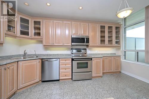 508 - 4 Briar Hill Heights, New Tecumseth, ON - Indoor Photo Showing Kitchen With Double Sink