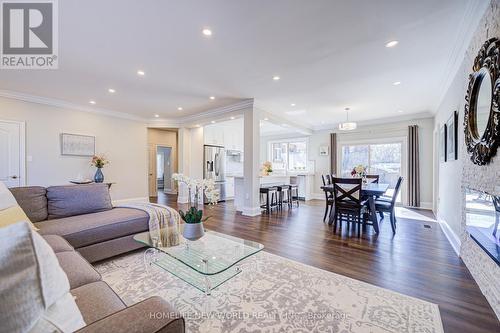 215 Willow Drive, Georgina, ON - Indoor Photo Showing Living Room