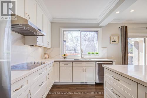 215 Willow Drive, Georgina, ON - Indoor Photo Showing Kitchen