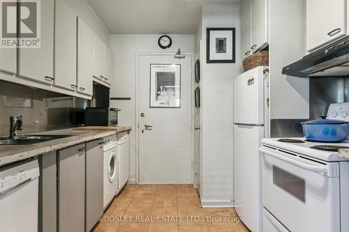 1001 - 575 Avenue Road Se, Toronto, ON - Indoor Photo Showing Kitchen