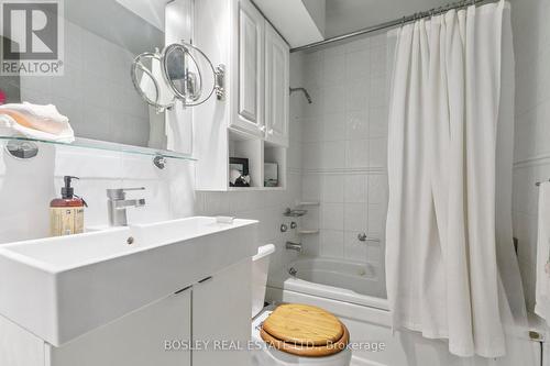 1001 - 575 Avenue Road Se, Toronto, ON - Indoor Photo Showing Bathroom