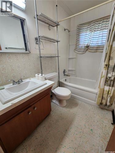 208 2Nd Avenue E, Lampman, SK - Indoor Photo Showing Bathroom