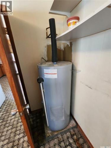 208 2Nd Avenue E, Lampman, SK - Indoor