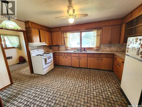 208 2Nd Avenue E, Lampman, SK - Indoor Photo Showing Kitchen With Double Sink