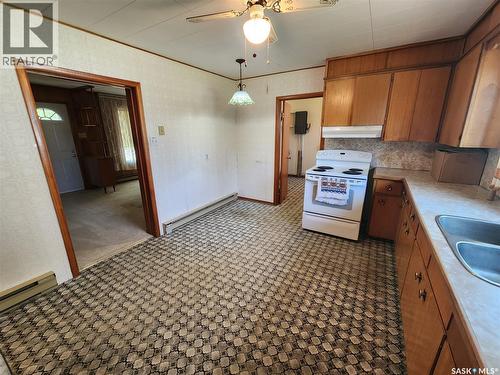 208 2Nd Avenue E, Lampman, SK - Indoor Photo Showing Kitchen With Double Sink
