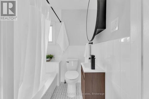 10 Gordon Street, Hamilton, ON - Indoor Photo Showing Bathroom