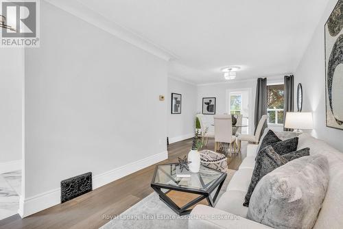 10 Gordon Street, Hamilton, ON - Indoor Photo Showing Living Room