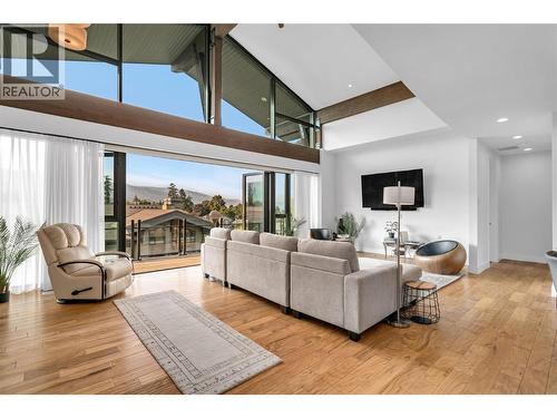580 Sarsons Road Unit# 407, Kelowna, BC - Indoor Photo Showing Living Room
