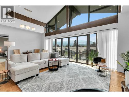 580 Sarsons Road Unit# 407, Kelowna, BC - Indoor Photo Showing Living Room