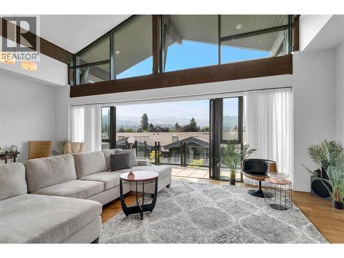 580 Sarsons Road Unit# 407, Kelowna, BC - Indoor Photo Showing Living Room
