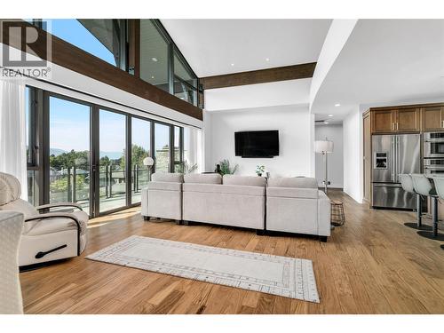 580 Sarsons Road Unit# 407, Kelowna, BC - Indoor Photo Showing Living Room