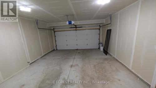 2926 Turner Crescent, London South (South U), ON - Indoor Photo Showing Garage