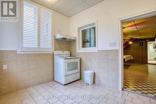633 Rosseau Road, Hamilton, ON - Indoor Photo Showing Kitchen