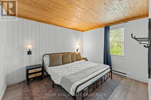 7166 Outer Drive, Lambton Shores (Port Franks), ON - Indoor Photo Showing Bedroom