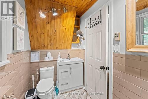 7166 Outer Drive, Lambton Shores (Port Franks), ON - Indoor Photo Showing Bathroom