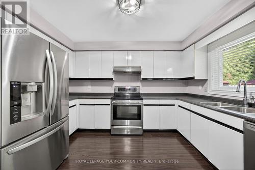 684 Exceller Circle, Newmarket, ON - Indoor Photo Showing Kitchen With Double Sink