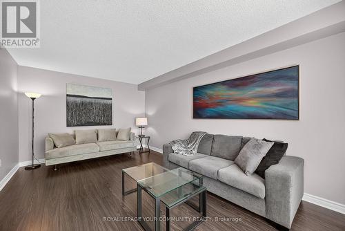 684 Exceller Circle, Newmarket, ON - Indoor Photo Showing Living Room