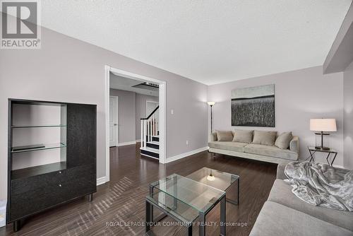 684 Exceller Circle, Newmarket, ON - Indoor Photo Showing Living Room