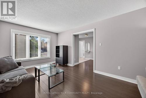 684 Exceller Circle, Newmarket, ON - Indoor Photo Showing Living Room