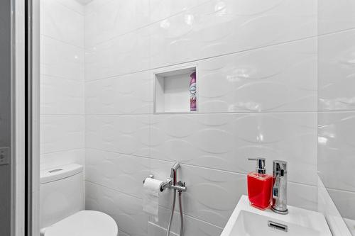 Powder room - 1004 Rue Thierry, Montréal (Lasalle), QC - Indoor Photo Showing Bathroom