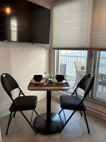 Dinette - 604-2320 Rue Tupper, Montréal (Ville-Marie), QC - Indoor