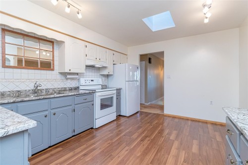 3570 Auchinachie Rd, Duncan, BC - Indoor Photo Showing Kitchen