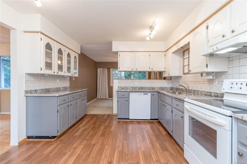 3570 Auchinachie Rd, Duncan, BC - Indoor Photo Showing Kitchen With Double Sink