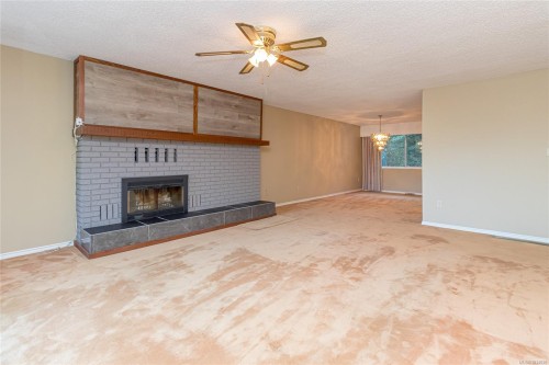 3570 Auchinachie Rd, Duncan, BC - Indoor Photo Showing Living Room With Fireplace