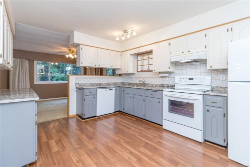 3570 Auchinachie Rd, Duncan, BC - Indoor Photo Showing Kitchen
