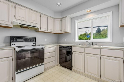 A & B-792 12Th St, Courtenay, BC - Indoor Photo Showing Kitchen