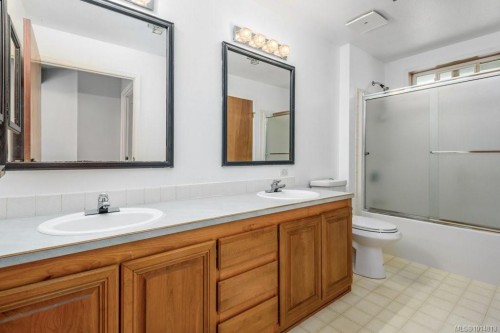 A & B-792 12Th St, Courtenay, BC - Indoor Photo Showing Bathroom