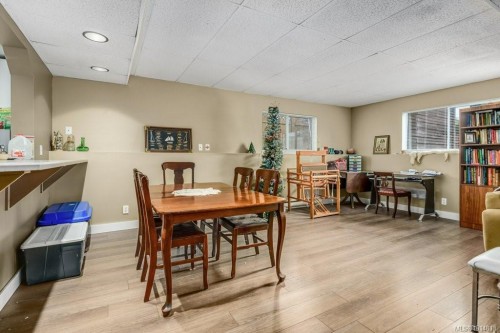 A & B-792 12Th St, Courtenay, BC - Indoor Photo Showing Dining Room