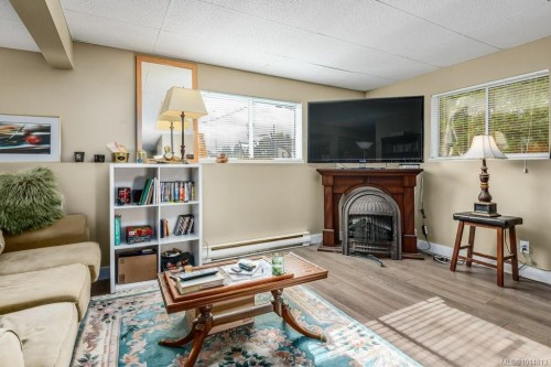 A & B-792 12Th St, Courtenay, BC - Indoor Photo Showing Other Room With Fireplace