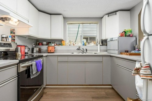 A & B-792 12Th St, Courtenay, BC - Indoor Photo Showing Kitchen With Double Sink