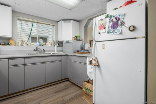 A & B-792 12Th St, Courtenay, BC - Indoor Photo Showing Kitchen With Double Sink