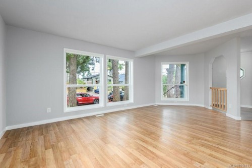 A & B-792 12Th St, Courtenay, BC - Indoor Photo Showing Living Room