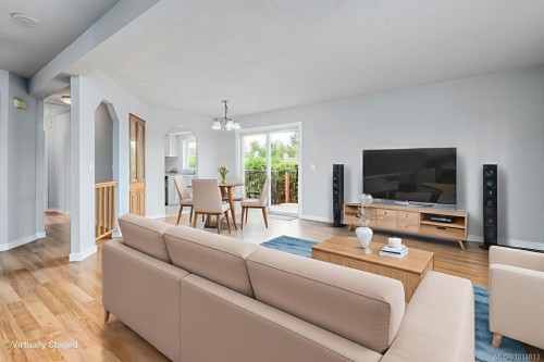 A & B-792 12Th St, Courtenay, BC - Indoor Photo Showing Living Room