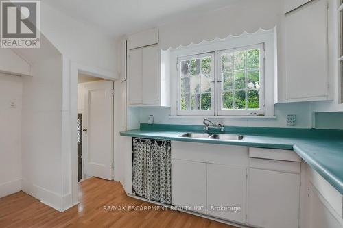 128 River Road, Welland, ON - Indoor Photo Showing Kitchen With Double Sink