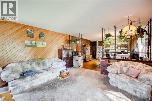 807 Waterloo Road, Ootischenia, BC - Indoor Photo Showing Living Room