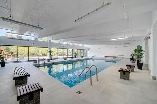 Piscine - 309-1550 Av. Panama, Brossard, QC - Indoor Photo Showing Other Room With In Ground Pool