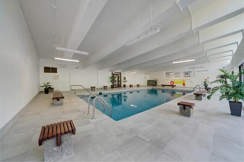 Piscine - 309-1550 Av. Panama, Brossard, QC - Indoor Photo Showing Other Room With In Ground Pool