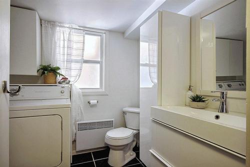 Bathroom - 523 8E Rue, Québec (La Cité-Limoilou), QC - Indoor Photo Showing Laundry Room