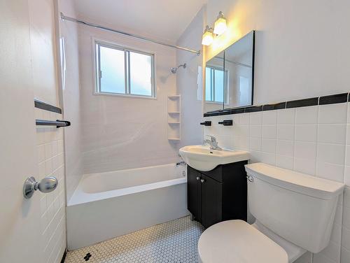 Bathroom - 7469 Rue Birnam, Montréal (Villeray/Saint-Michel/Parc-Extension), QC - Indoor Photo Showing Bathroom