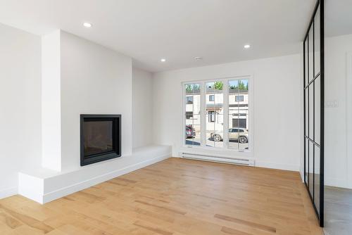 Salon - Rue De Modène, Québec (La Haute-Saint-Charles), QC 