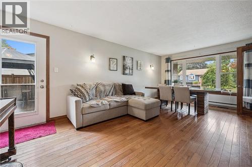10 Northwood Crescent, Guelph, ON - Indoor Photo Showing Living Room