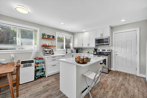 420 Hardie Road, Kelowna, BC - Indoor Photo Showing Kitchen