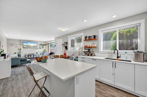 420 Hardie Road, Kelowna, BC - Indoor Photo Showing Kitchen