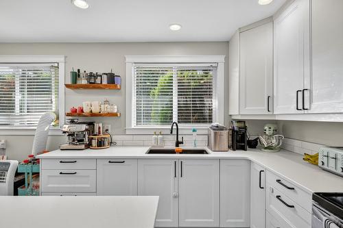 420 Hardie Road, Kelowna, BC - Indoor Photo Showing Kitchen